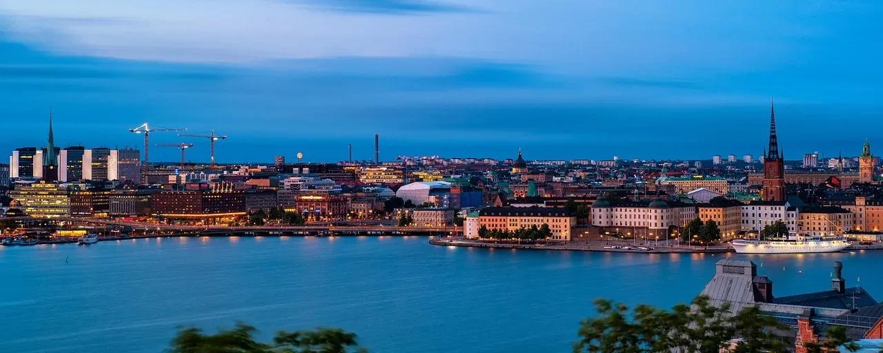 Stockholms upplysta bebyggelse vid vattnet i skymningen