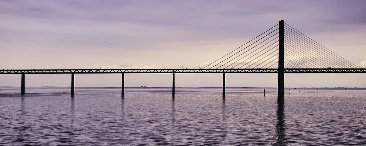 Öresundsbron över stilla vatten i mjukt kvällsljus
